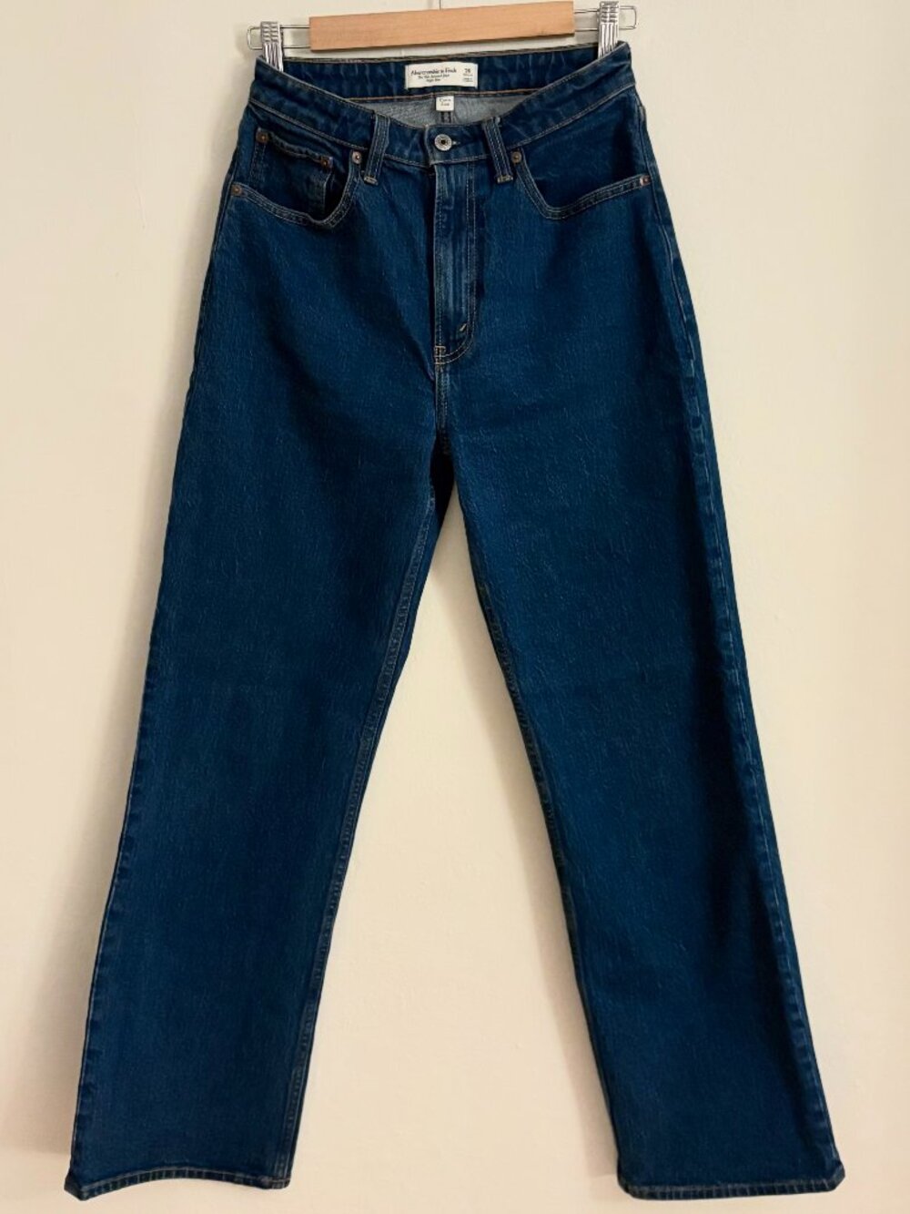 A&F: Curve Love 90's Relaxed High Rise Jeans - Size 26 Regular